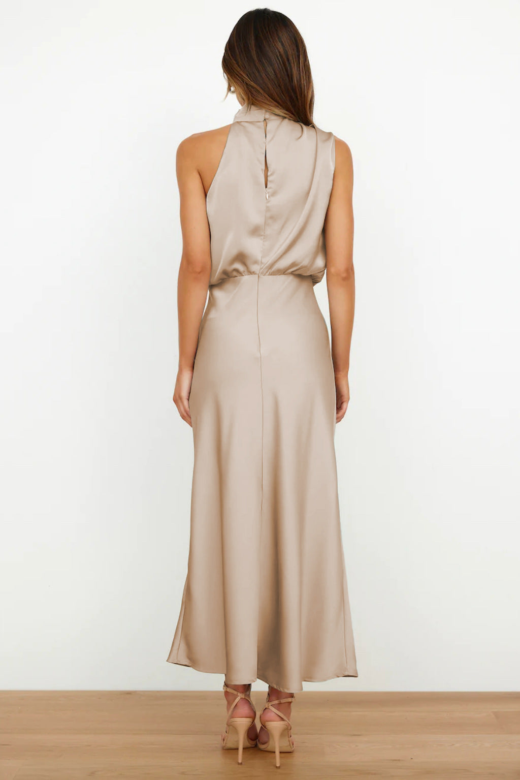 Tyra | Elegantti iltapuku, jossa on halterneck