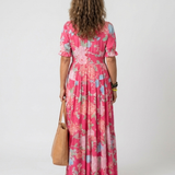 Juliette | Midi mekko kukilla, lyhyet hihat ja V-pääntie
